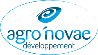 Logo d'Agro'Novae Développement, représentant un ovale blanc avec une bordure bleue, un motif de spirale bleu et blanc au-dessus du nom de l'entreprise écrit en lettres bleues, avec 'développement' inscrit en dessous.